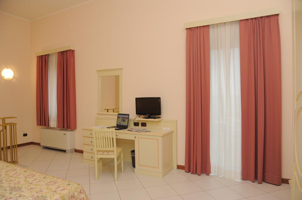 Hotel Plazza Porcari Exterior photo